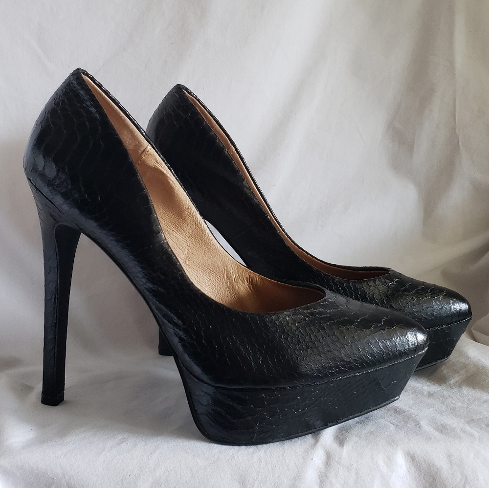 STEVE MADDEN black PU snake scale platform heels 9